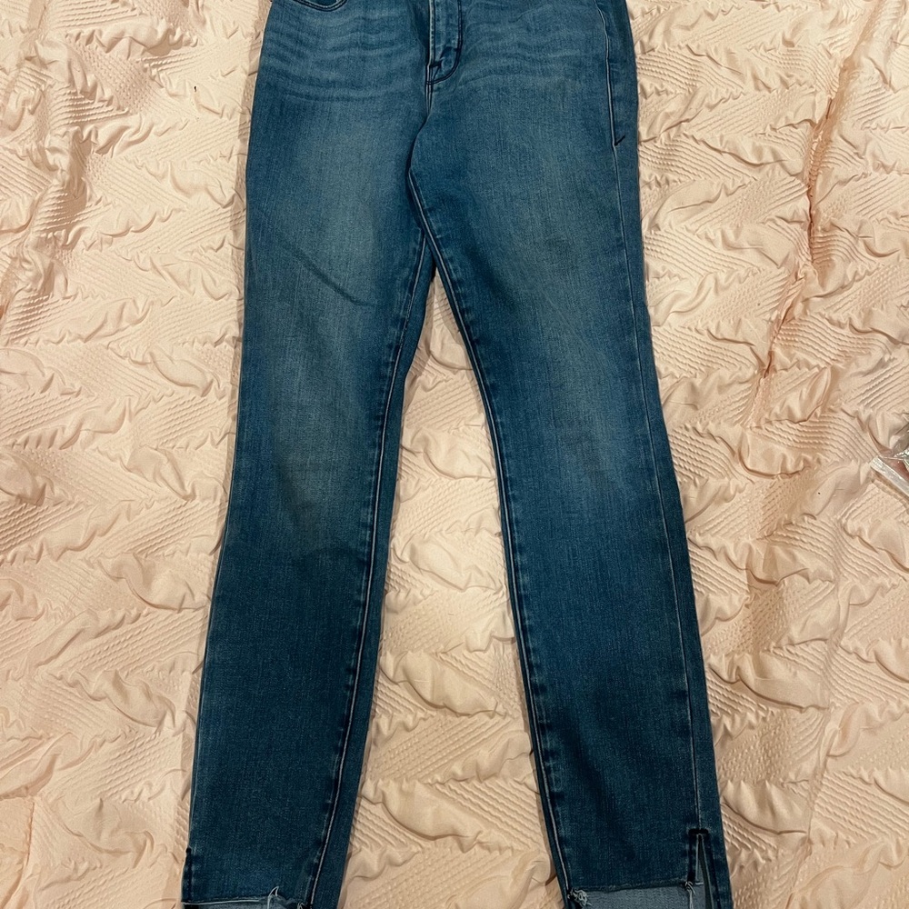 Good American Skinny Jeans in Medium Wash Blue